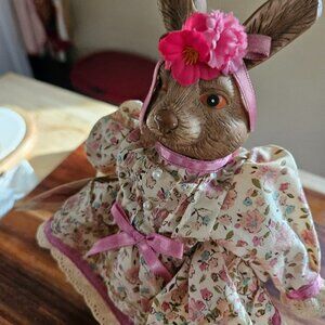 house of global porcelain bunny on stand Victoria Ashlea originals 1986 Germany